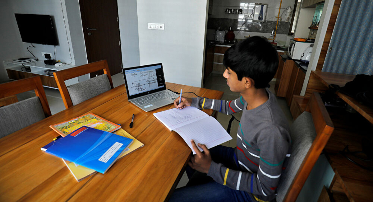 गाउँघरका विद्यार्थी अनलाइन कक्षाबाट वञ्चित, शिक्षाविद् भन्छन्- खुला सिकाइको अवधारणा लागू गर्नुपर्छ